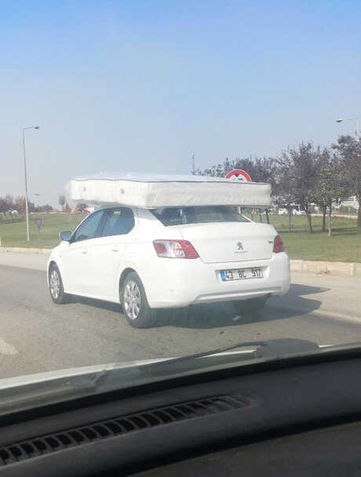 Seyir Halindeki Otomobilin Üzerindeki Yatak Şaşırttı