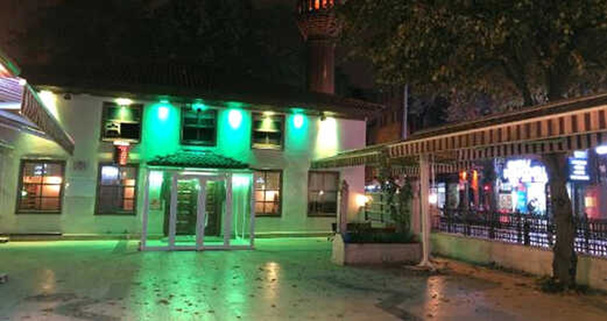 200 Yıllık Tarihi Ağa Cami\'nin Girişine Yapılan PVC Tepki Çekti