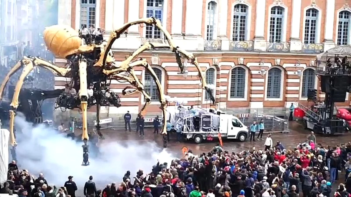 Toulouse Sokaklarında Devasa Örümcek