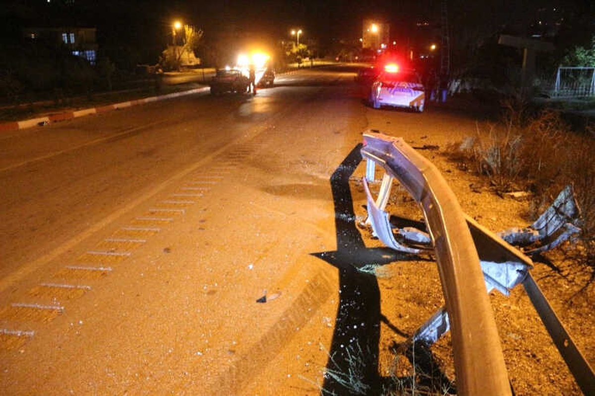 Virajı Alamayan Otomobil Bariyerlere Çarptı: 3 Yaralı
