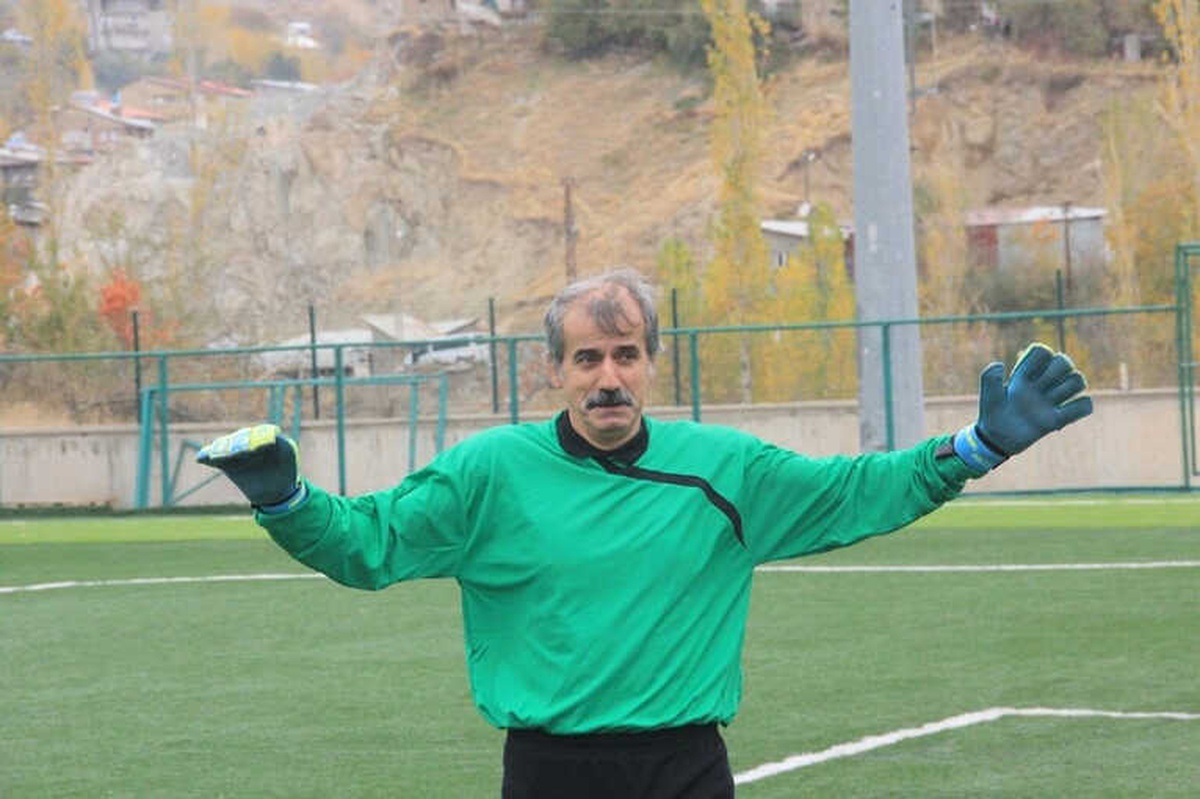 59 Yaşındaki Kaleci Gençlere Taş Çıkarttı
