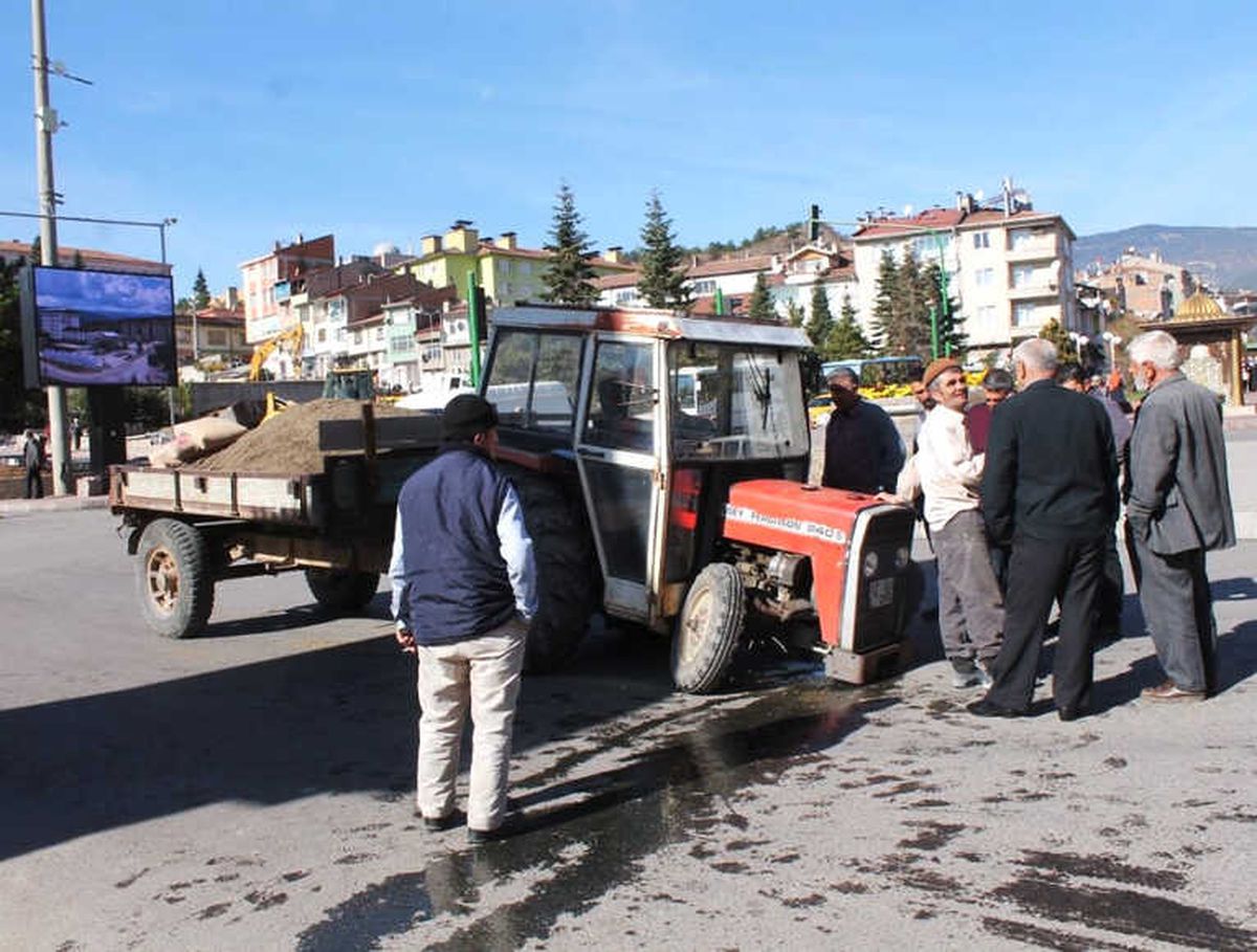 Ambulansla Traktörün Çarpışması Güvenlik Kamerasında
