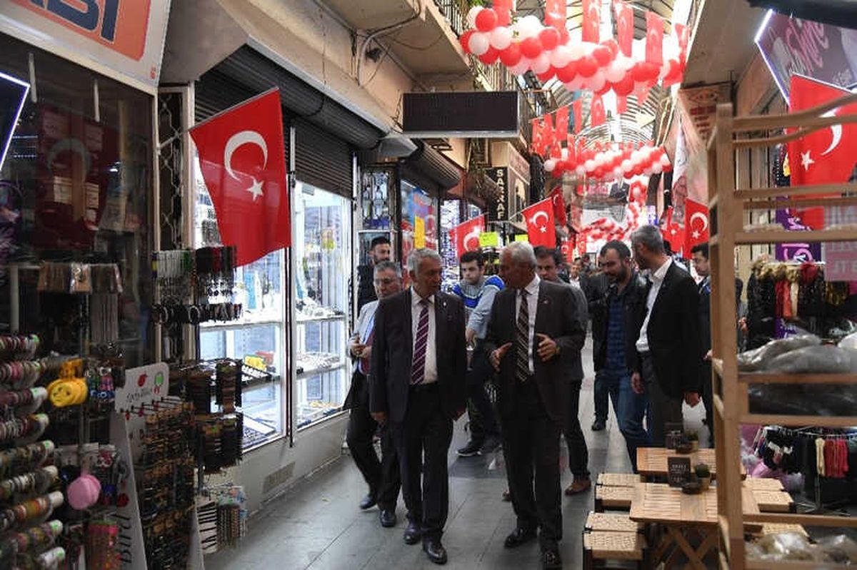 Başkan Günaydın, Üzüm Pazarı\'nda