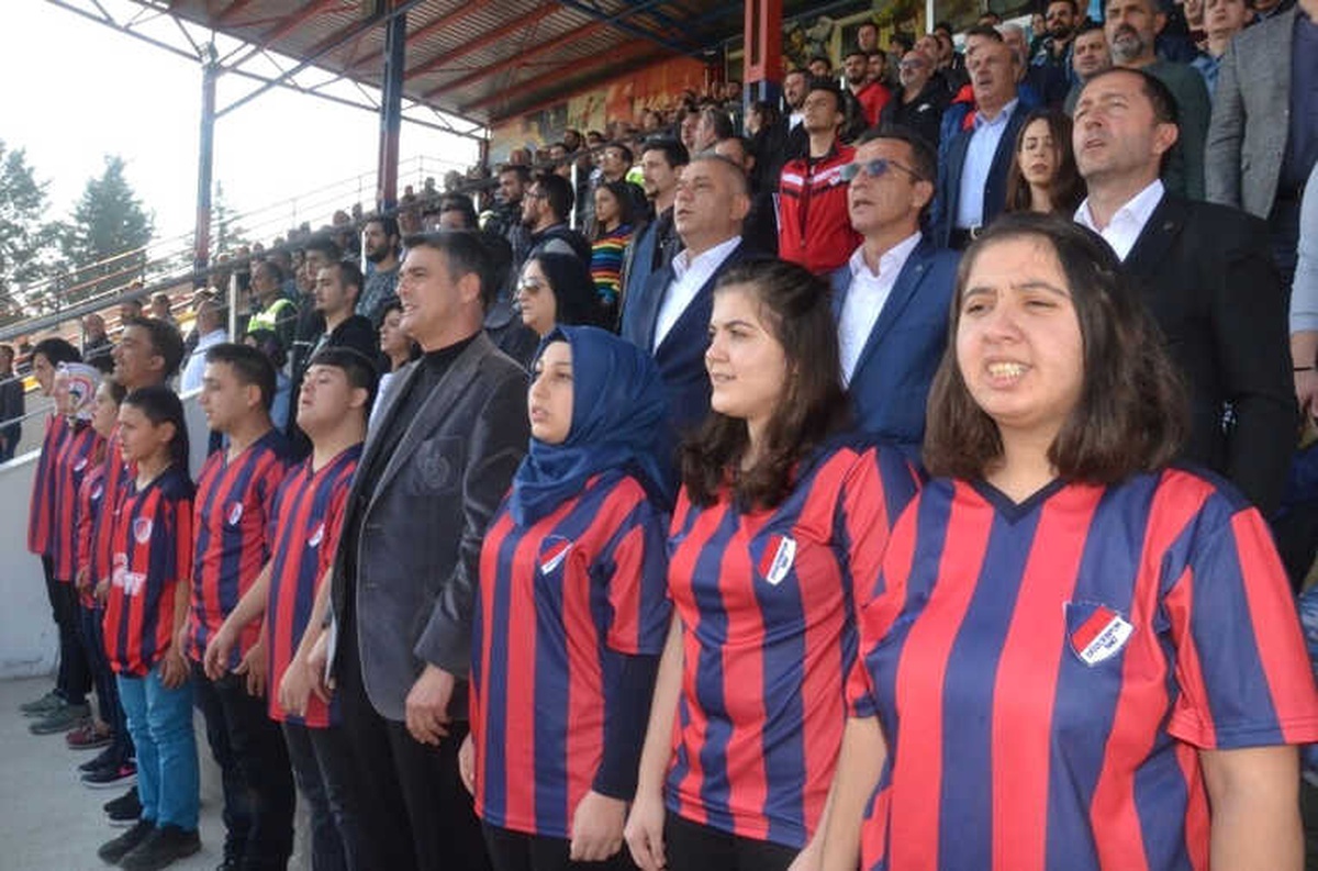 Bıyık Sözünü Tuttu; Engelli Çocuklar Düzcespor Maçını İzledi