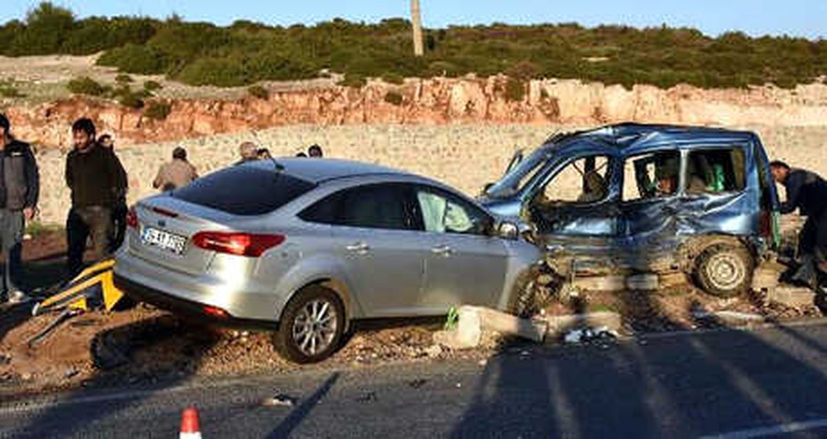 Didim\'de Hafif Ticari Araçla Otomobil Çarpıştı: 5 Yaralı