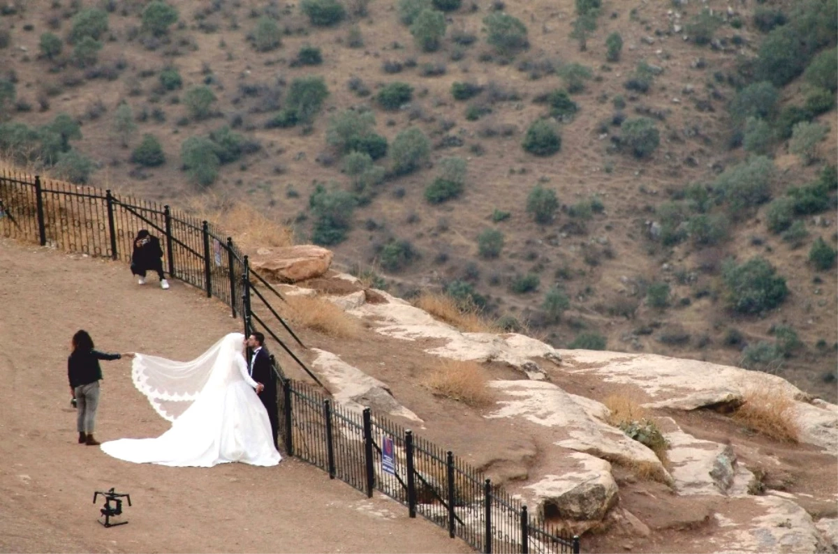 Düğün Fotoğrafı Çektirmek İçin 2 Bin Metreye Çıkıyorlar