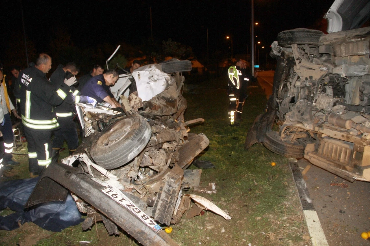 Muğla\'da Kamyon ile Otomobil Birbirine Girdi! 2 Ölü, 1 Yaralı