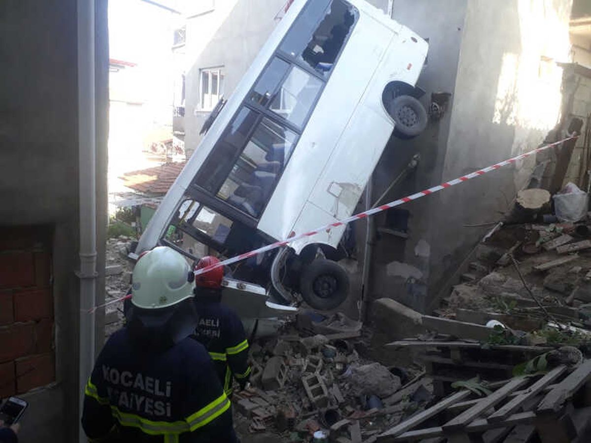 Freni Patlayan Yolcu Minibüsü Dehşet Saçtı: 12 Yaralı