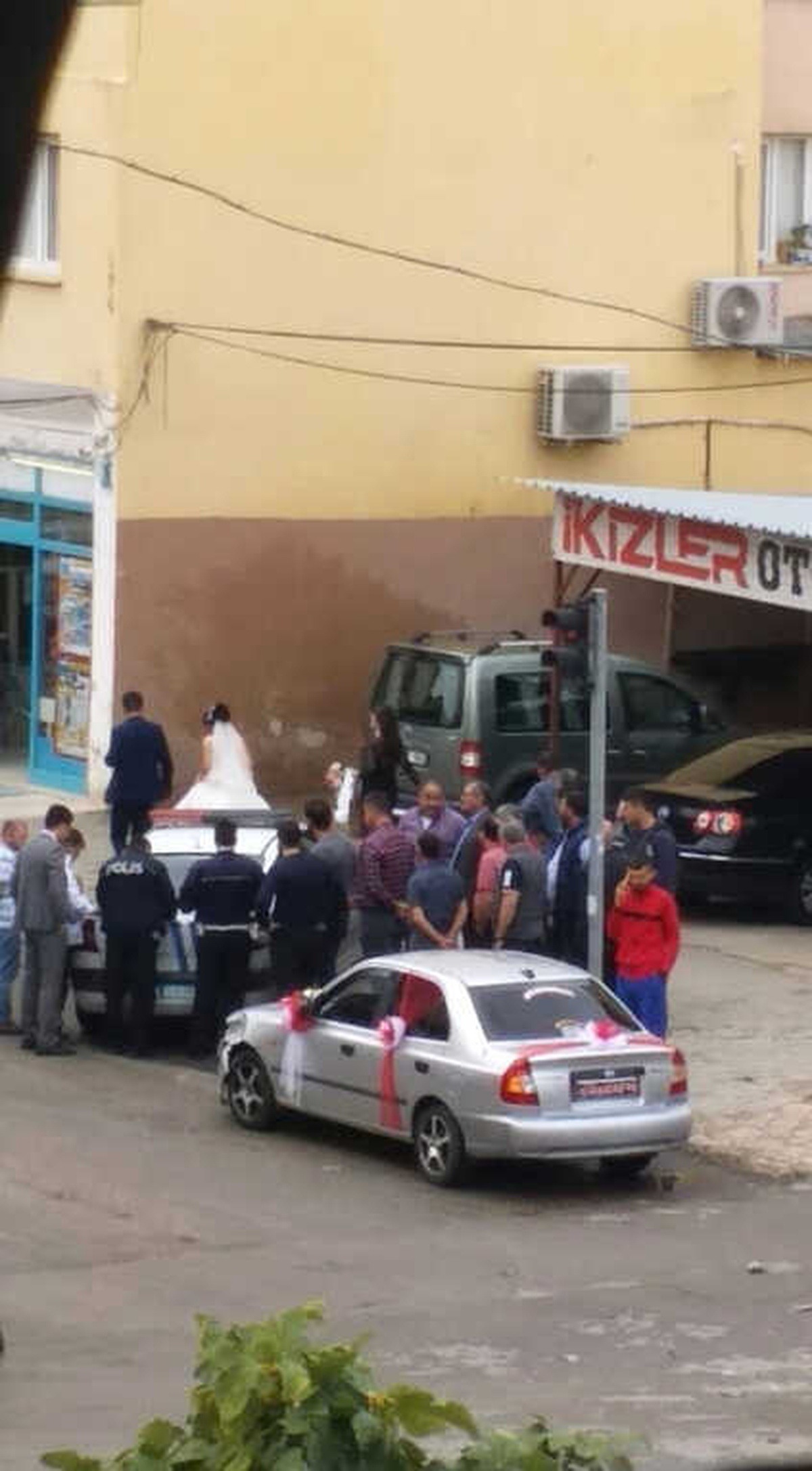 Gelin Arabası ile Ekmek Taşıyan Araç Çarpıştı
