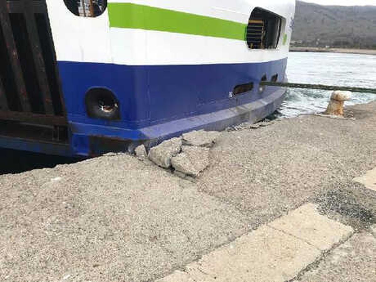 Gökçeada\'da Feribot İskeleye Yanaşırken Makine Arızası Yaptı