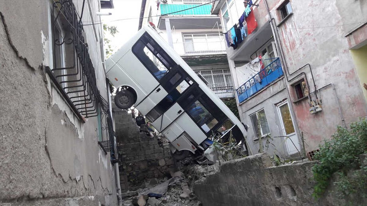 Güncelleme - Kocaeli\'de Minibüs Devrildi: 20 Yaralı