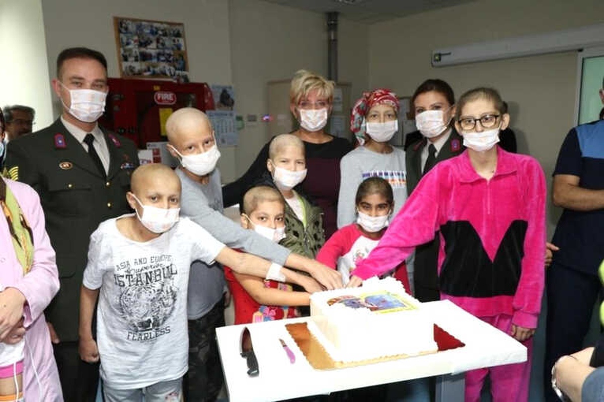 Jandarma Lösemili Çocukların Yüzünü Güldürdü