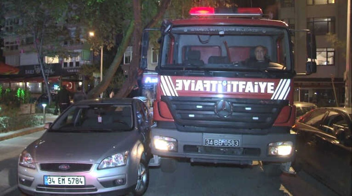 Kadıköy\'de 14 Katlı Apartmanda Yangın Paniği
