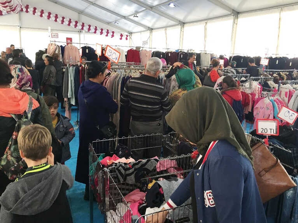 Kartal\'daki Fırsat Çadırına Vatandaşlar Akın Etti