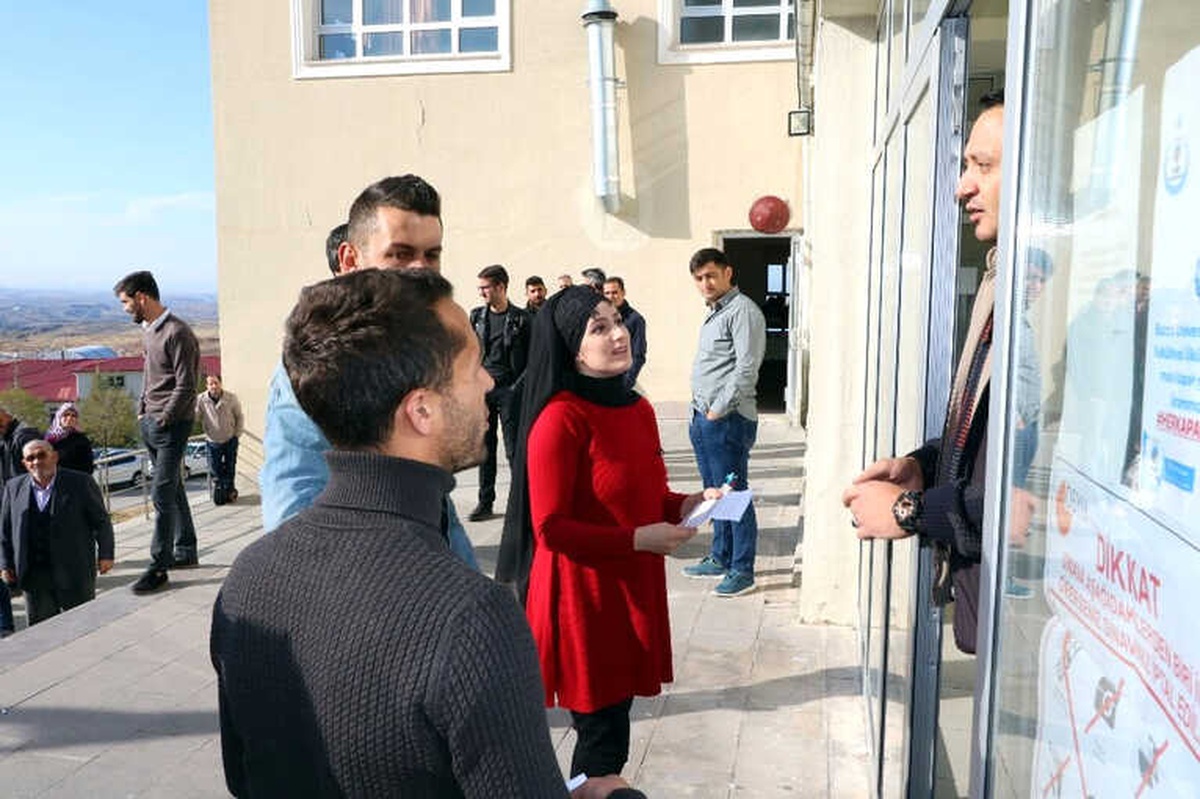 KPSS\'ye Geç Kalan Bazı Adaylar Yol Yapım Çalışmasına Öfkeli