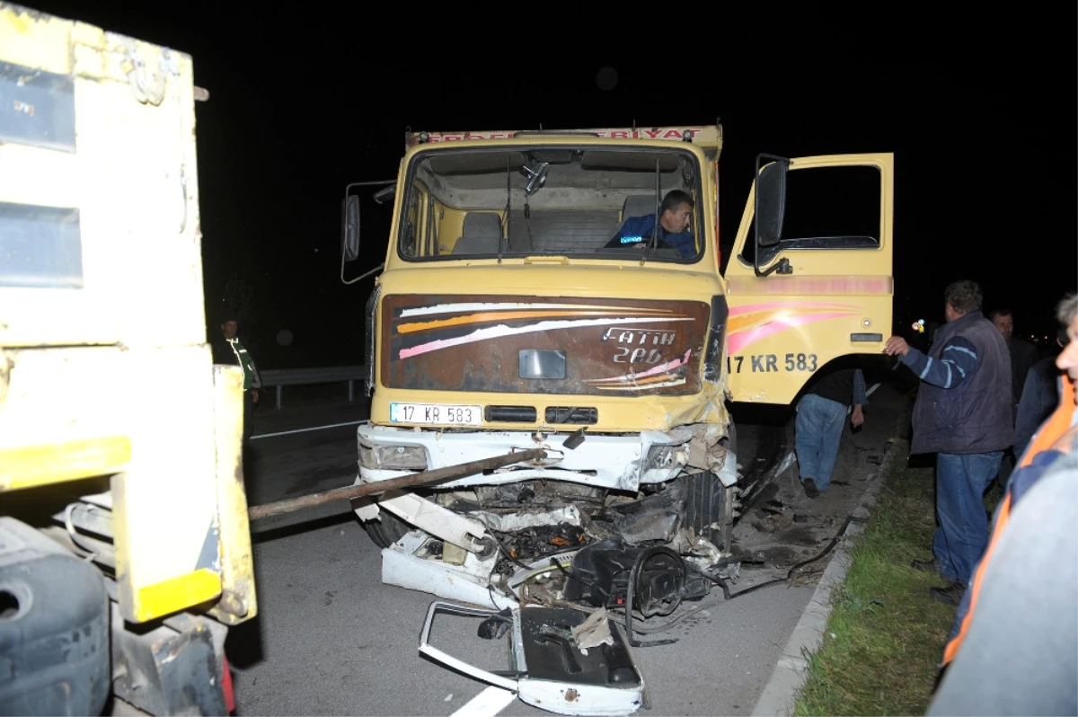 Otomobil ile Hafriyat Kamyonu Çarpıştı: 2 Ölü
