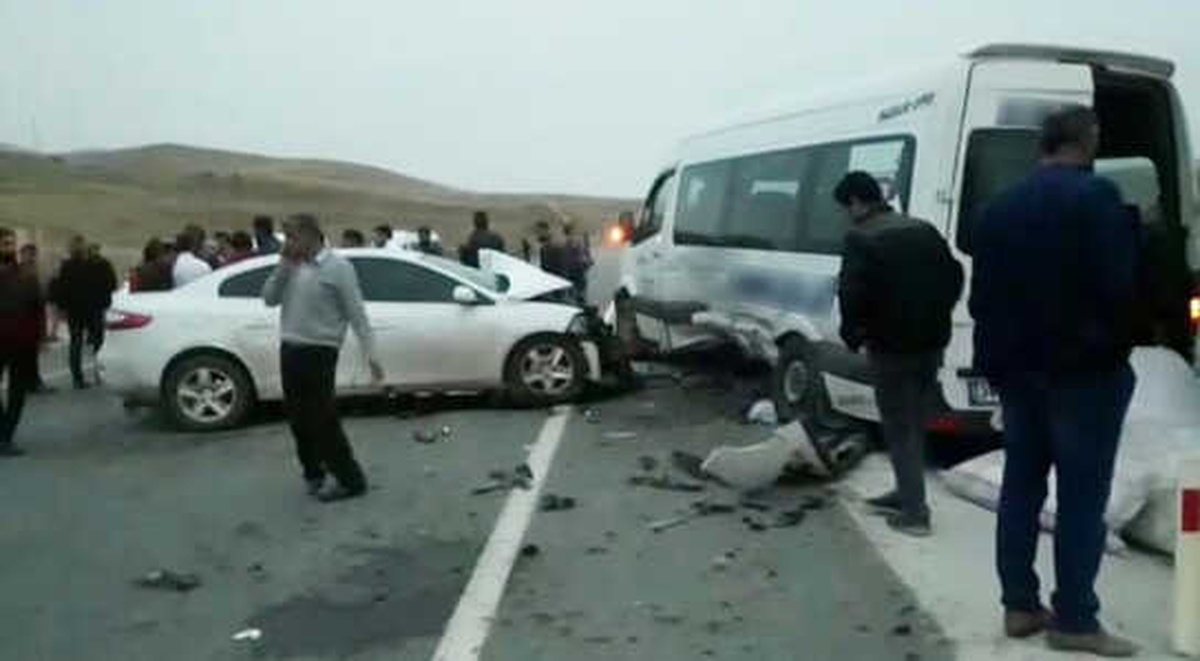Otomobil ile Minibüs Çarpıştı: Çok Sayıda Yaralı Var