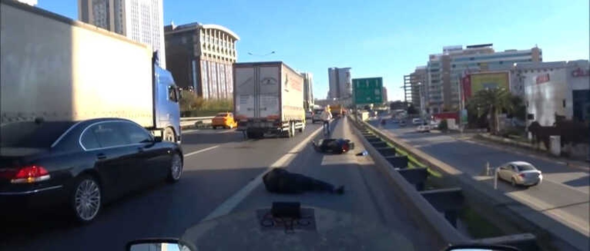 Tırın Lastiğine Çarpan Motosikletli Adam, Ölümden Döndü