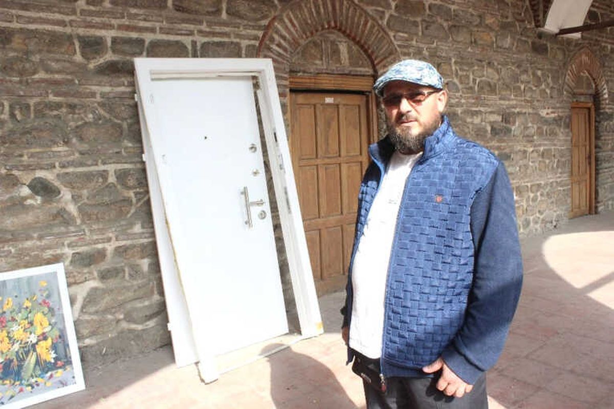 Tarihi Pirinçhan\'daki Beyaz Çelik Kapıya Klip Çekti