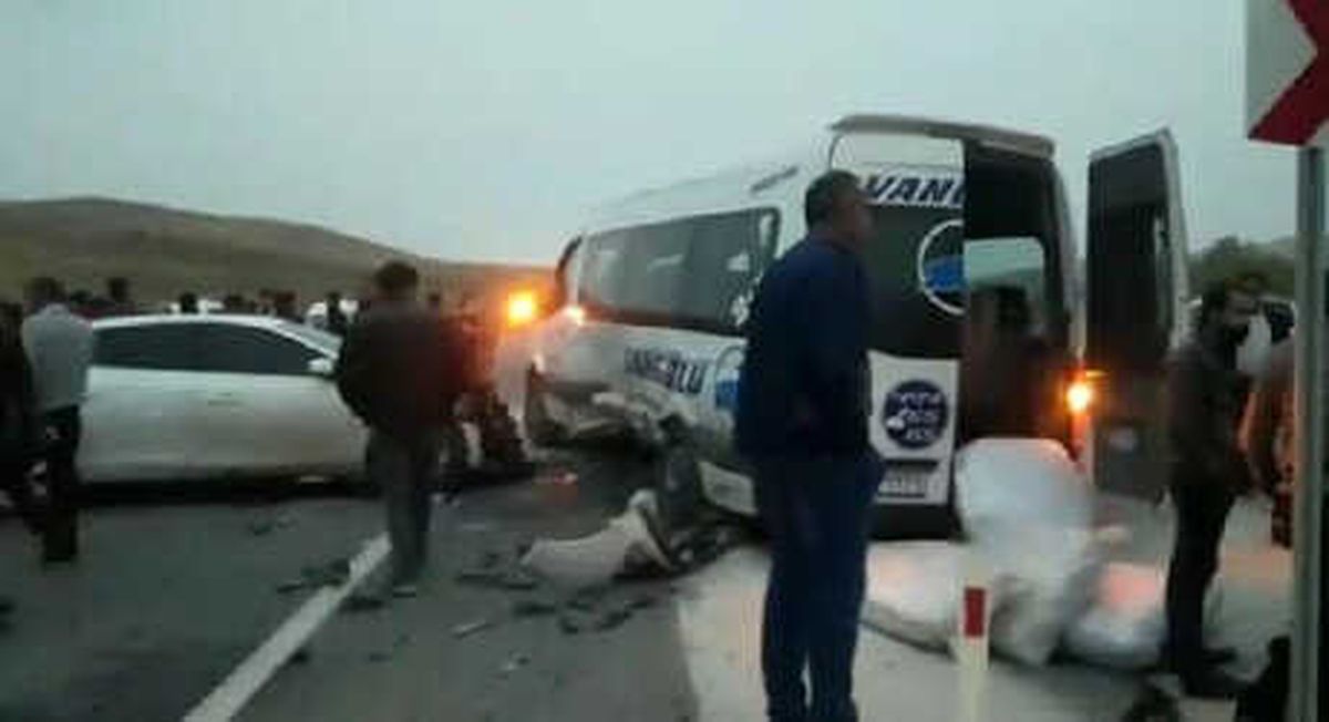 Van-Hakkari Karayolu\'nda Kaza: 19 Yaralı