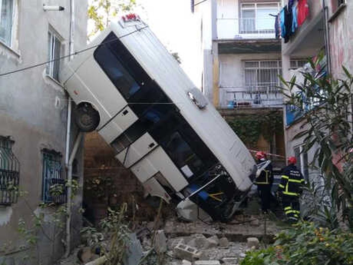 Yolcu Minibüsü, İki Bina Arasındaki Boşluğa Uçtu: 12 Yaralı