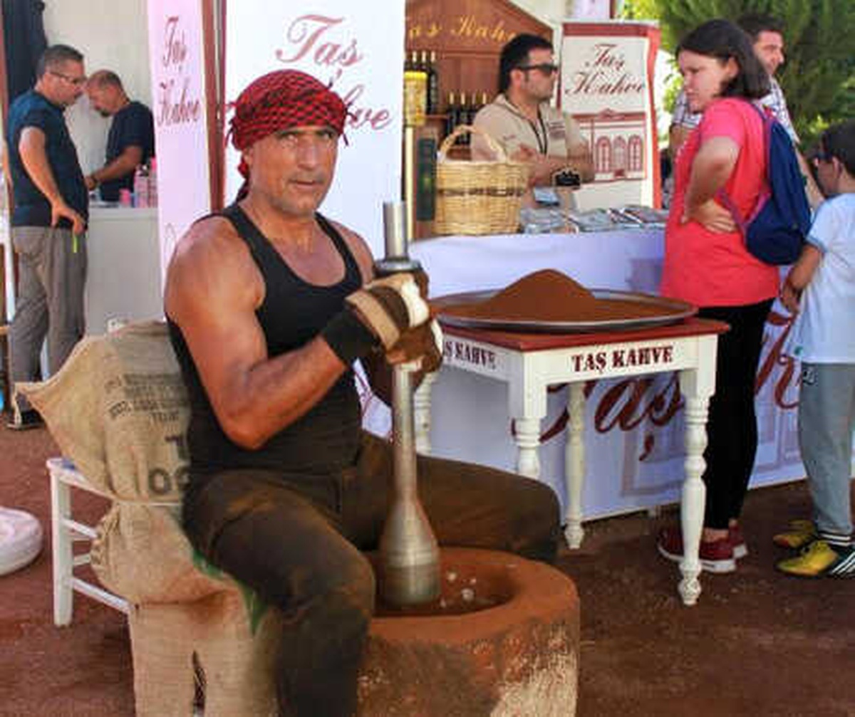 10 Kilo Kahve Çıkarmak İçin 10 Saat Tokmak Vuruyor