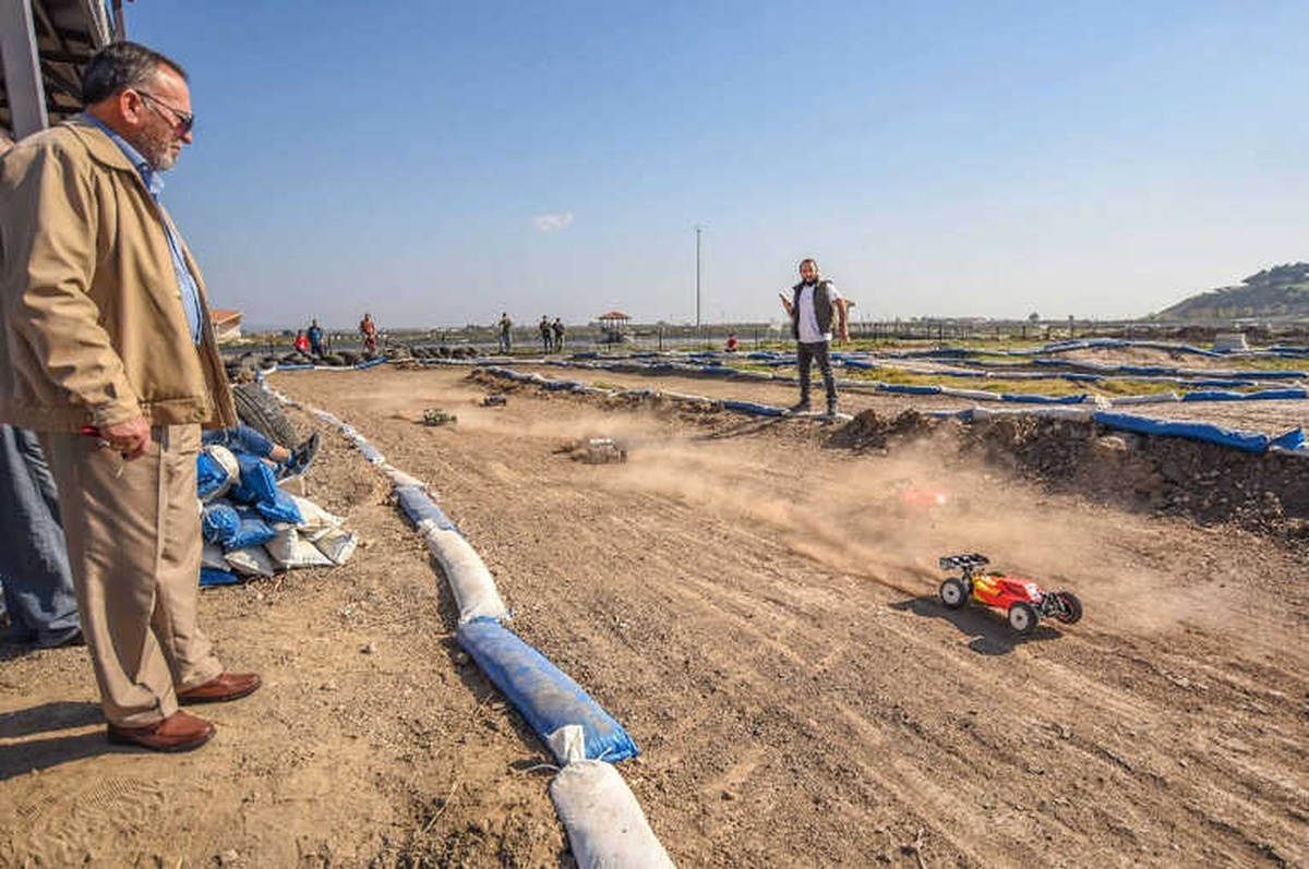 100 Kilometre Hıza Ulaşan Minik Araçlar Pistin Tozunu Attırdı