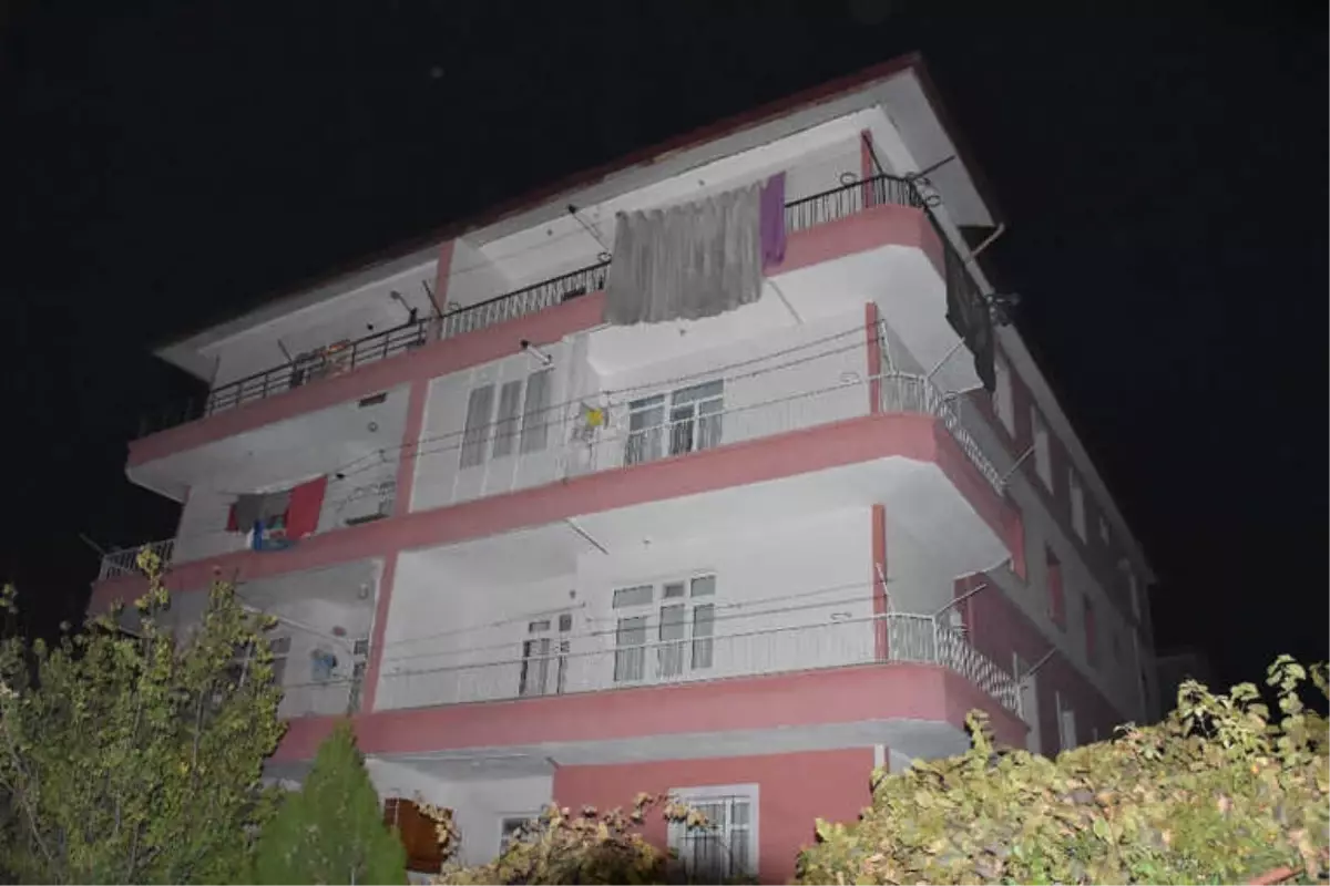 Genç Kız, 2 Yaşındaki Yeğenini 5\'inci Kattan Attı