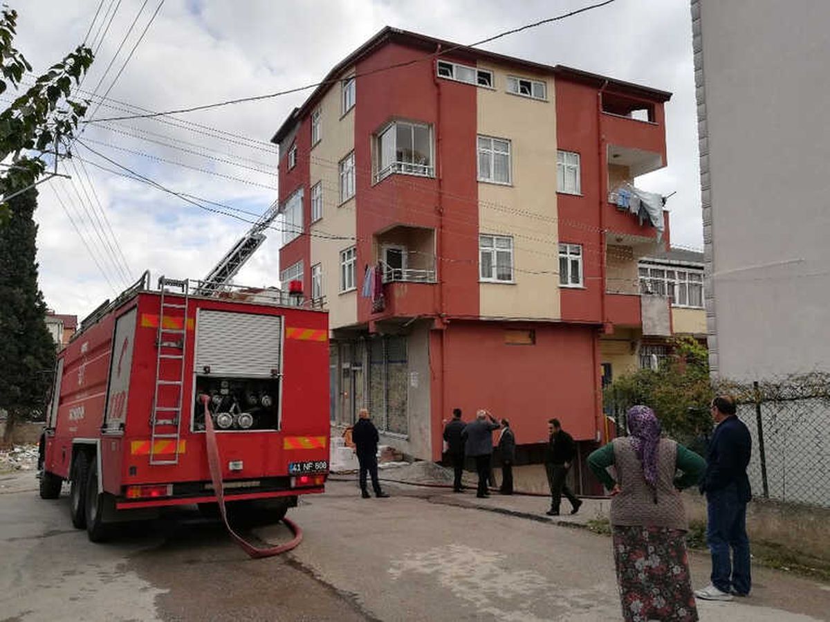 3 Katlı Binanın Çatı Katında Çıkan Yangın Paniğe Neden Oldu