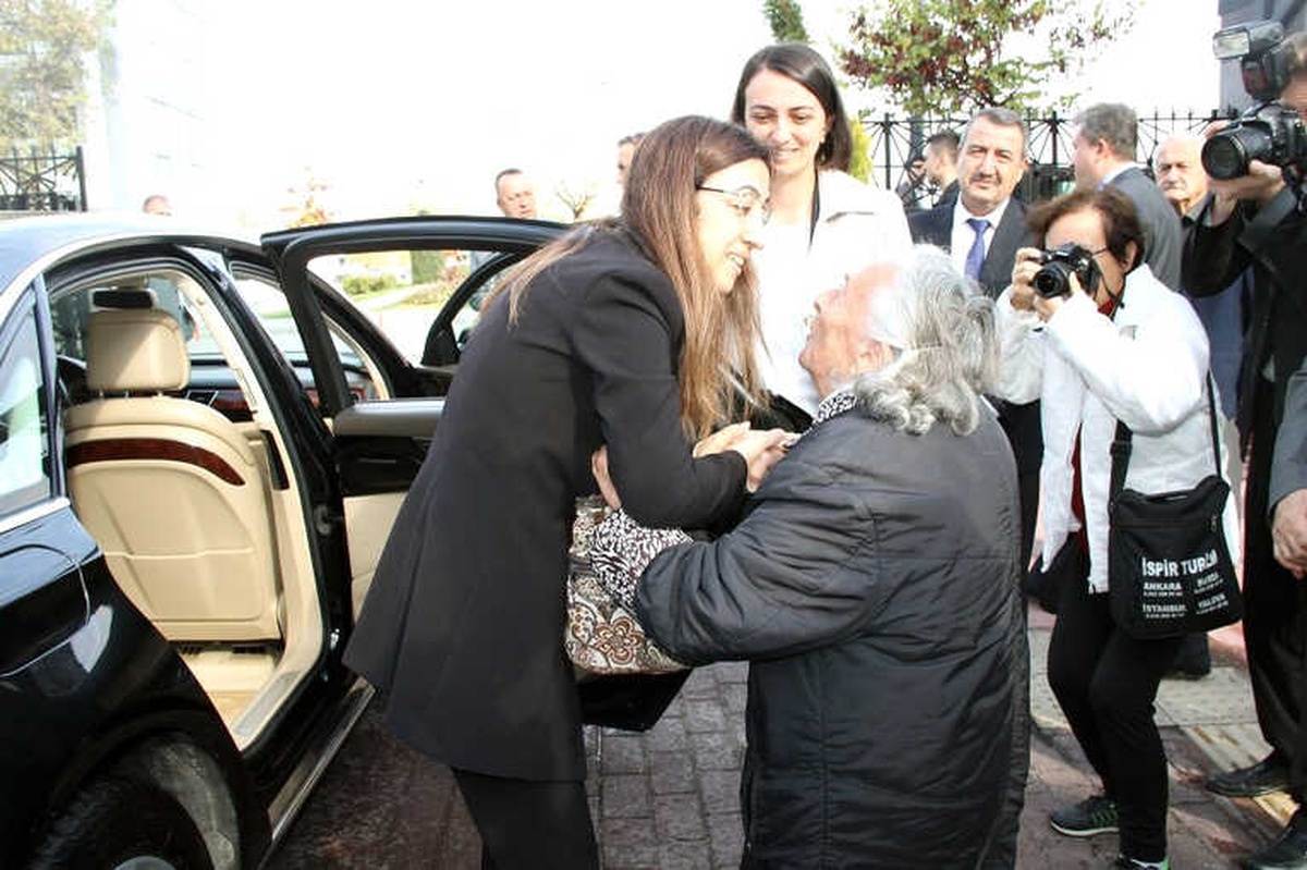 96 Yaşındaki İsmet Nine, Valiyi Arkasından Su Döküp Gözyaşları ile Uğurladı