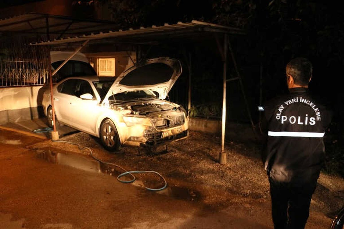 Adana\'da Park Halindeki Otomobil Benzin Dökülerek Ateşe Verildi
