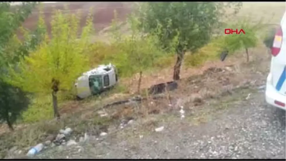 Adıyaman Otomobil Şarampole Devrildi: 3 Yaralı