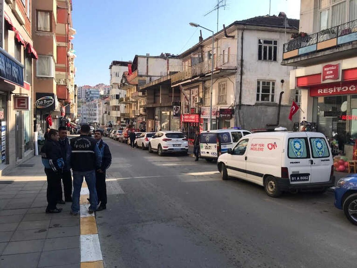 Akçakoca\'da Yol Üzerindeki Bayrakların Sökülmesine İnceleme
