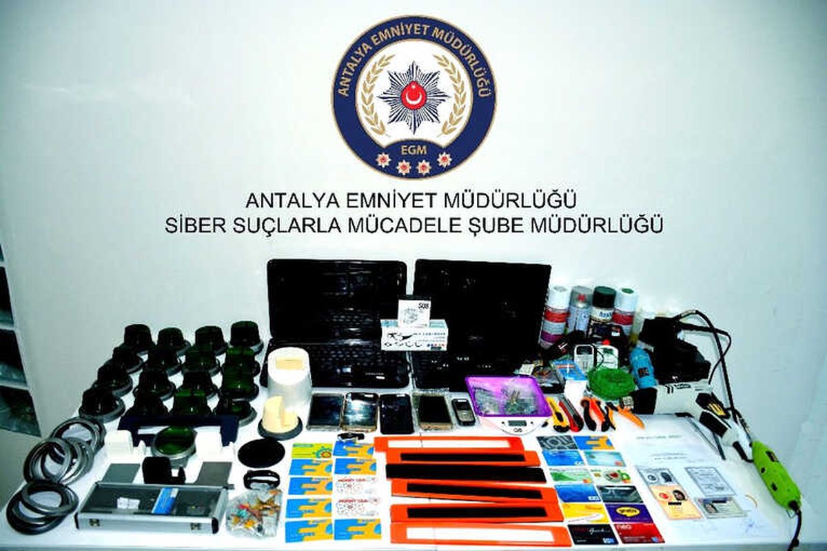 Antalya\'da Özel Düzenekle Kredi Kartı Kopyalayan 4 Kişi Yakalandı