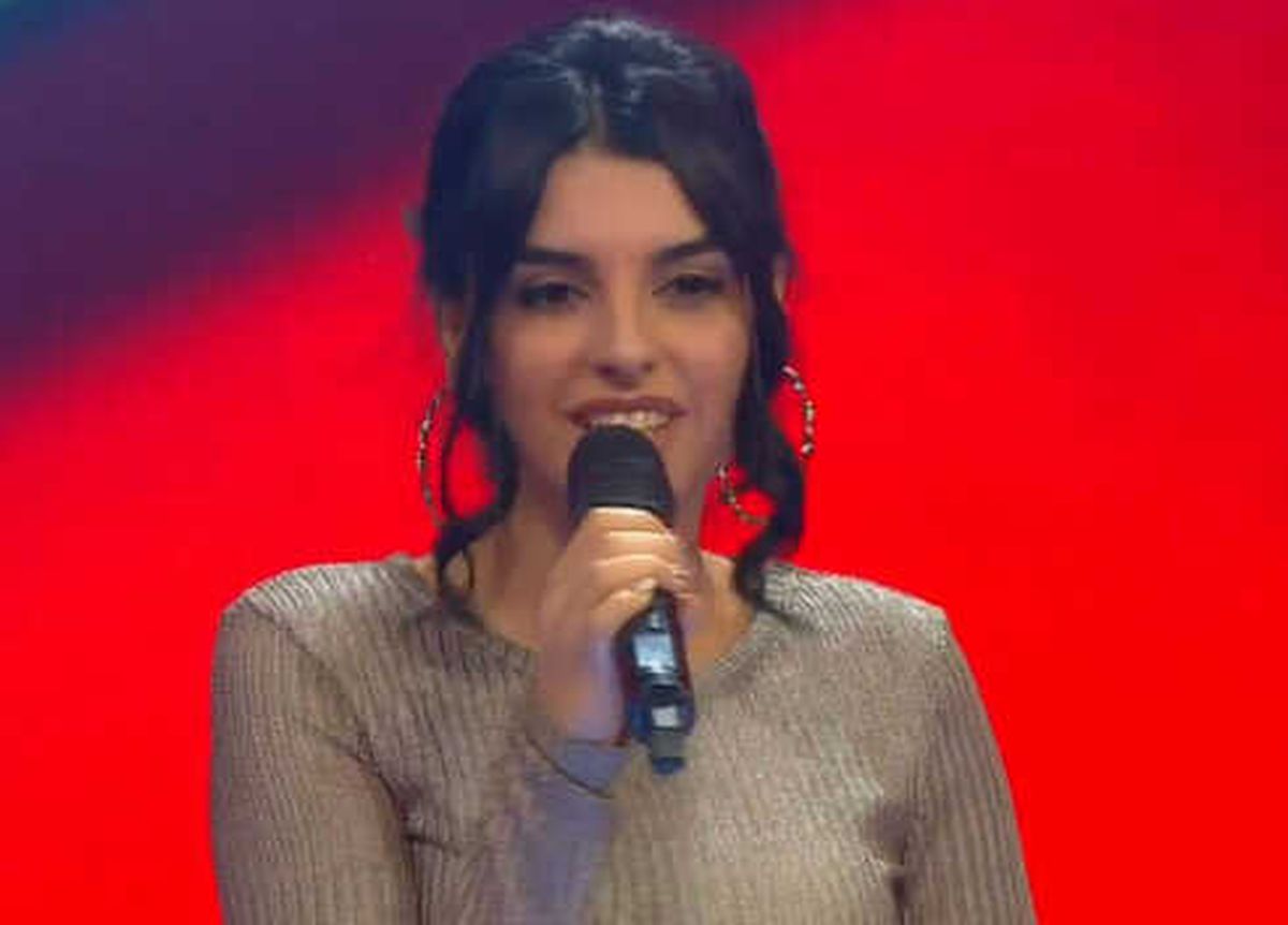 Aslı\'dan Bir de Hintçe Şarkı Performansı!