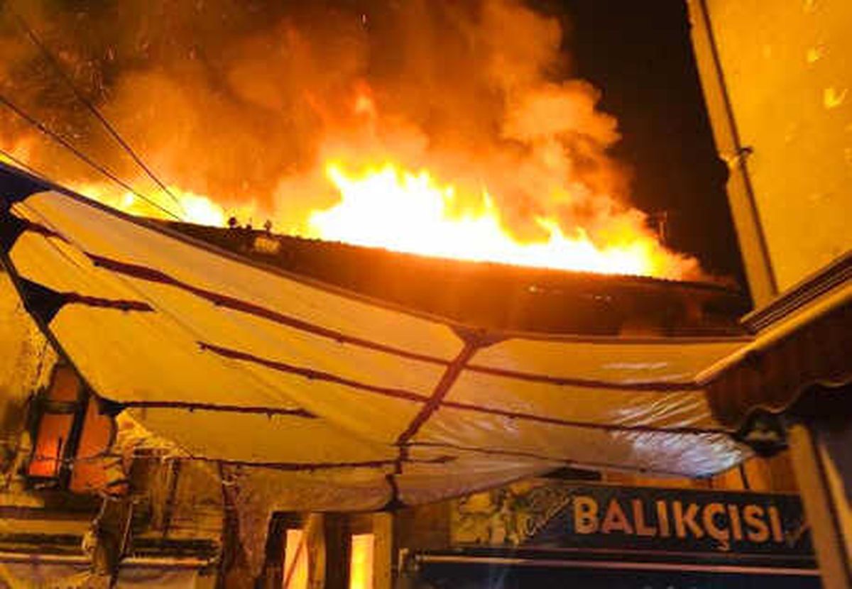 Ayvalık\'ta Metruk Bina Yangında Küle Döndü