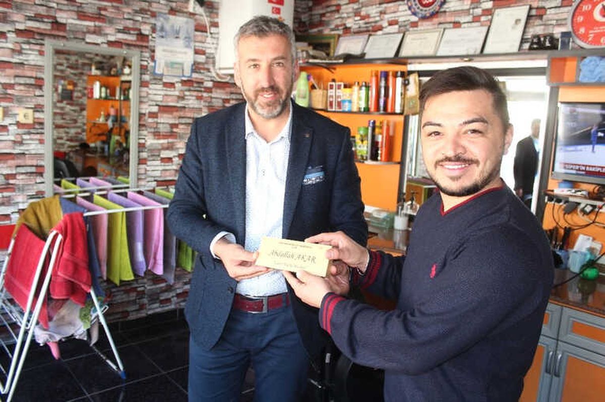 Başkan Güler\'den Berber ve Kuaförlere Özel Gümüş Kaplama Makas