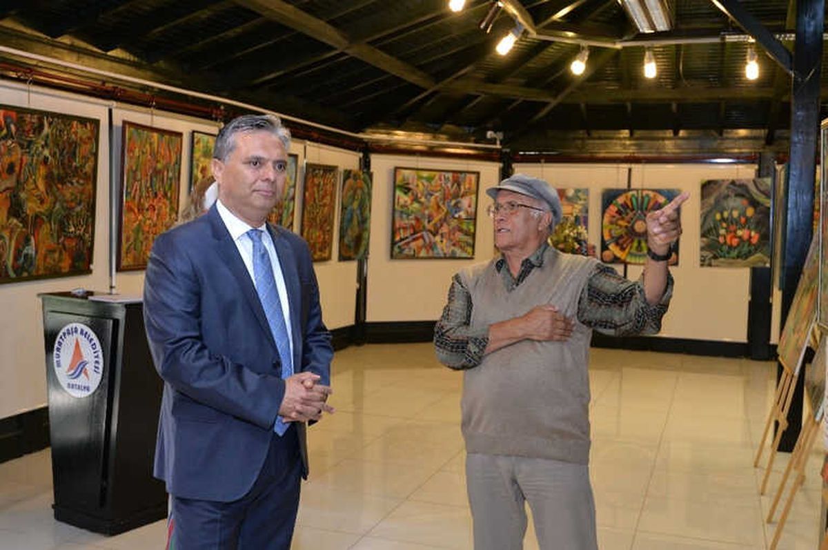 Başkan Uysal, Hasan Bağdaş\'ın Resim Sergisini Gezdi