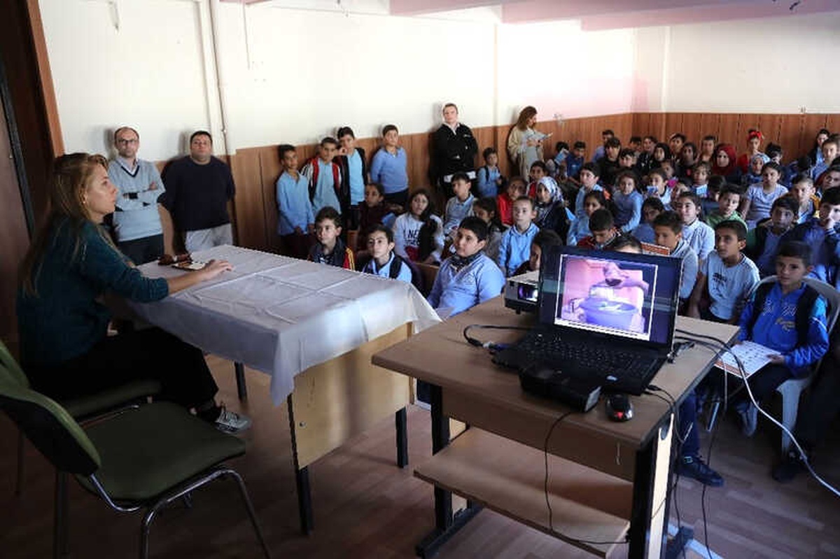Bayraklılı Öğrencilere Hayvan Sevgisini Aşılamak İçin Seminer