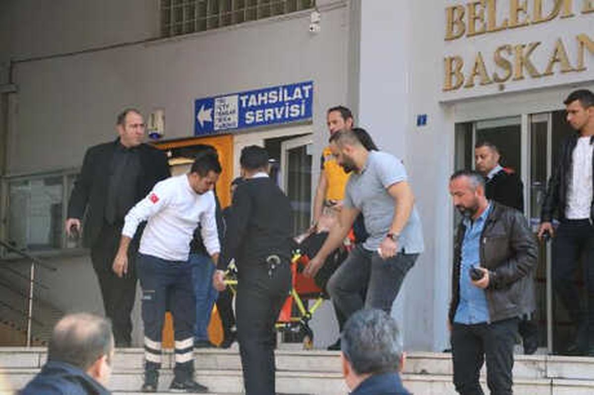 Belediye Binasının Penceresinden Kendisini Atmak İstedi