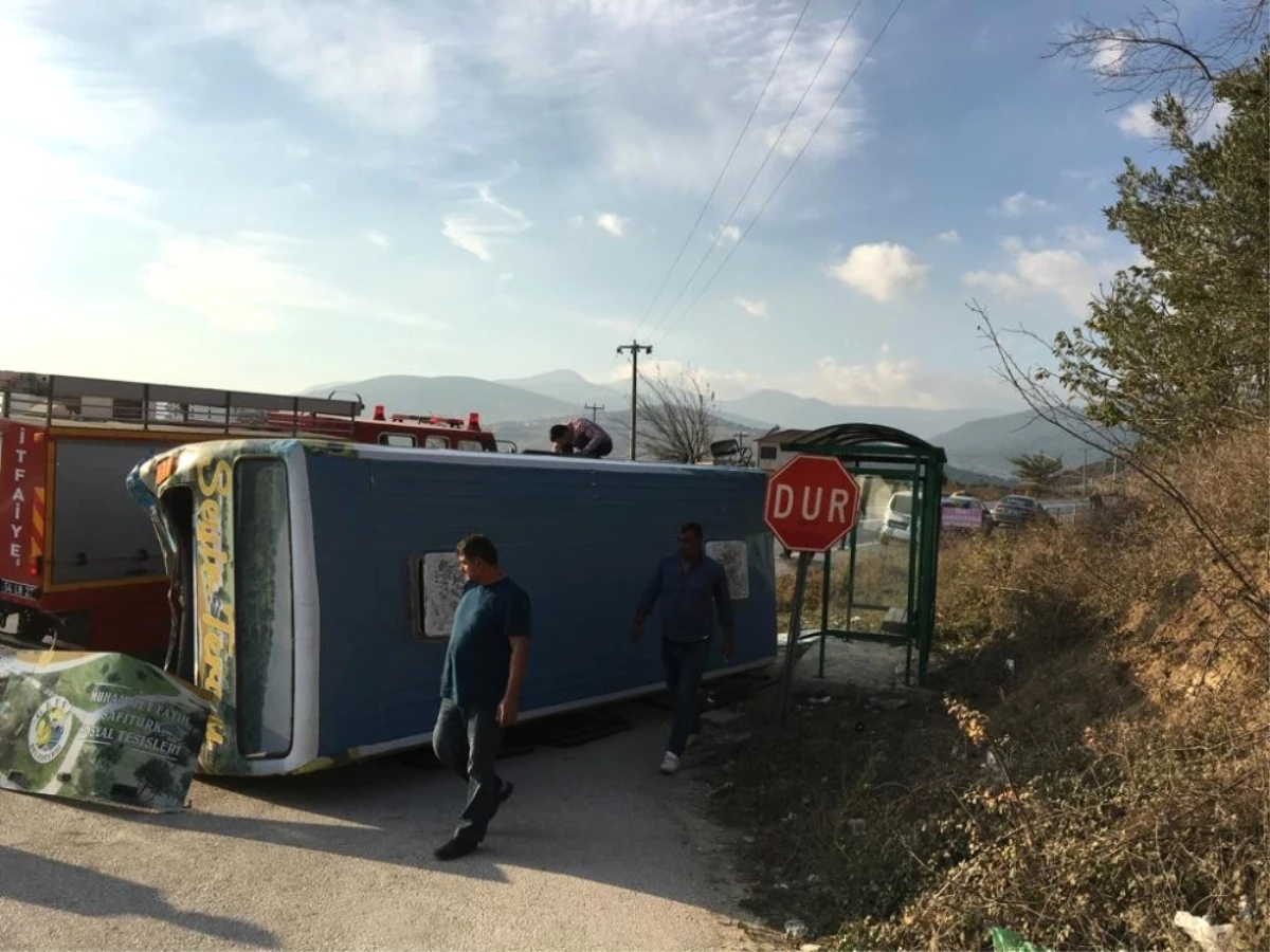 Belediye Otobüsü ile Otomobil Çarpıştı: 4 Yaralı