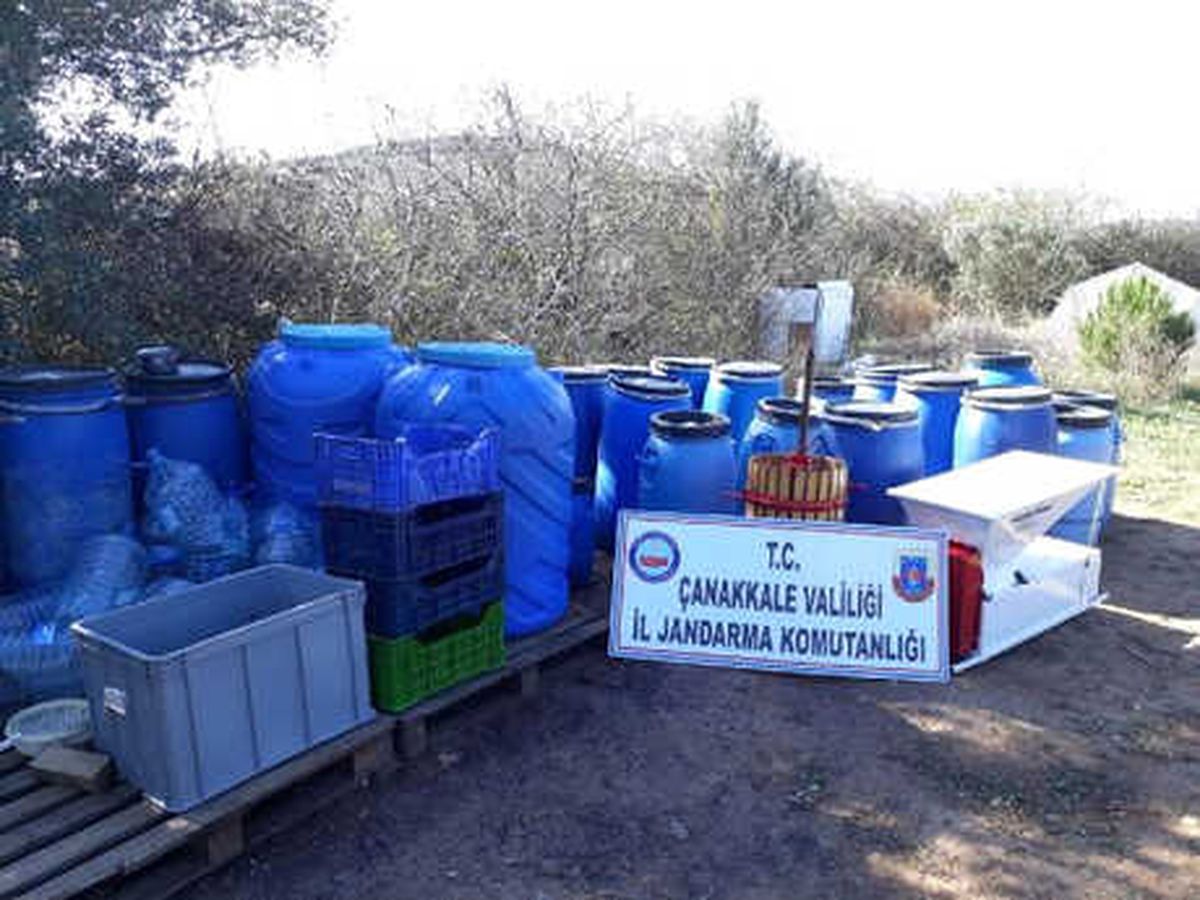 Bozcaada\'da, 3 Bin 500 Litre Sahte Şarap Ele Geçirildi