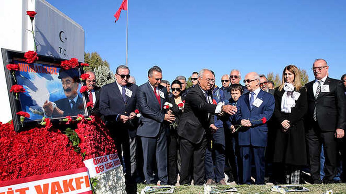 BÜLENT ECEVİT Kabri Başında Anıldı