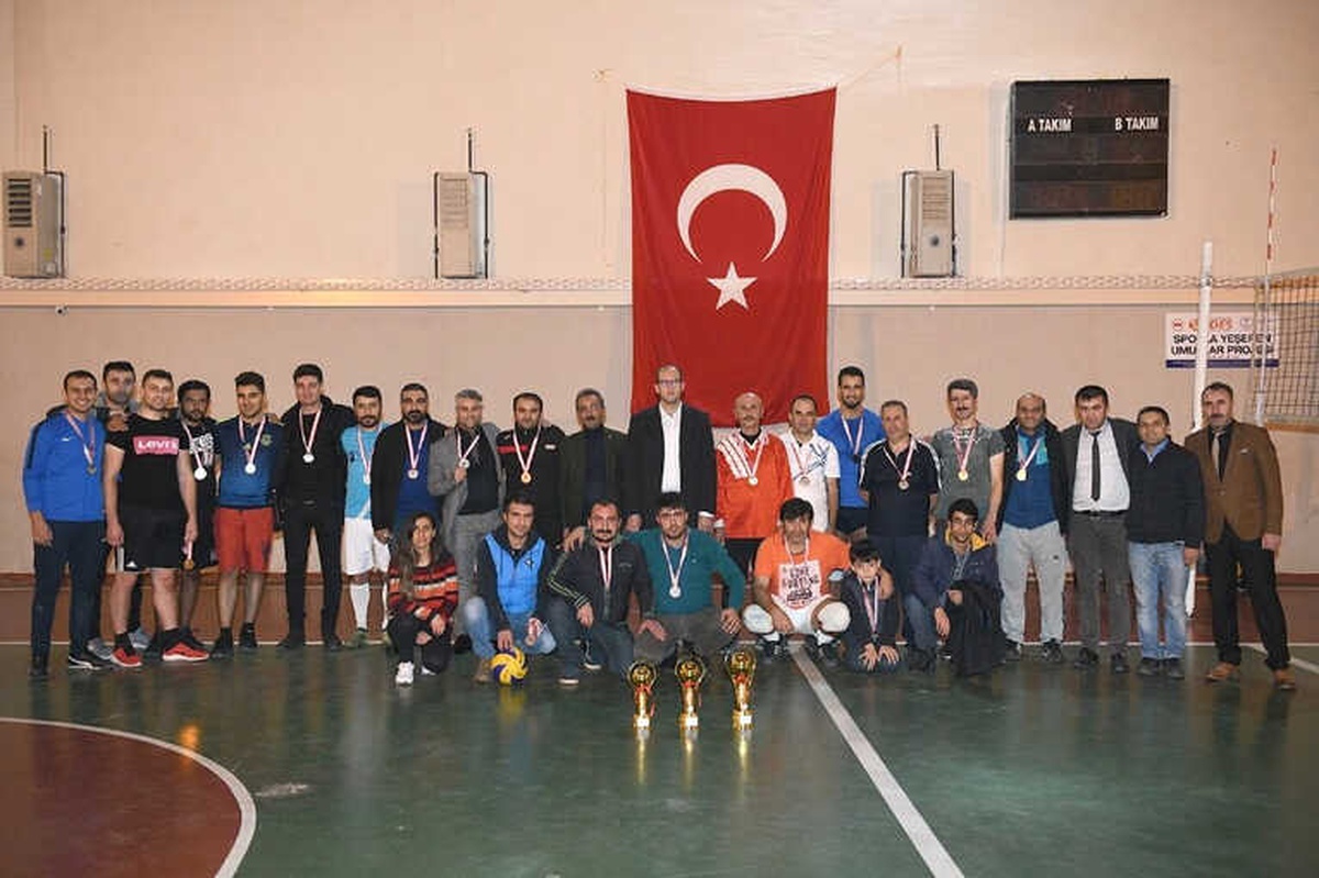 Çatak\'ta \'Kurumlar Arası Voleybol Turnuvası\' Sona Erdi