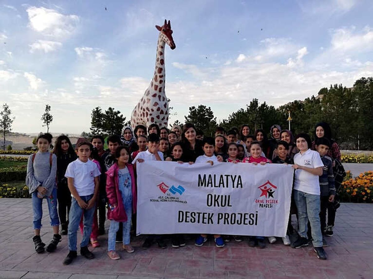 Çocuklara Hayvanat Bahçesi Gezdirildi
