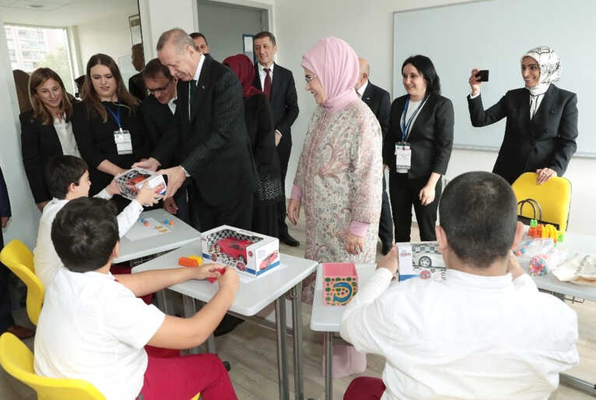 Cumhurbaşkanı Erdoğan Özel Eğitim Gören Çocuklarla Şarkı Söyledi
