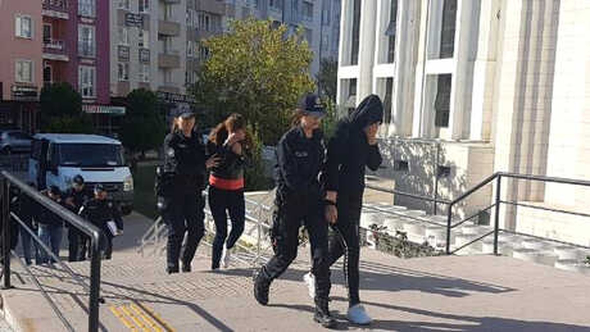 Edremit\'te Hırsızlık Şüphelileri ve Havaya Ateş Açan Zanlılara Gözaltı