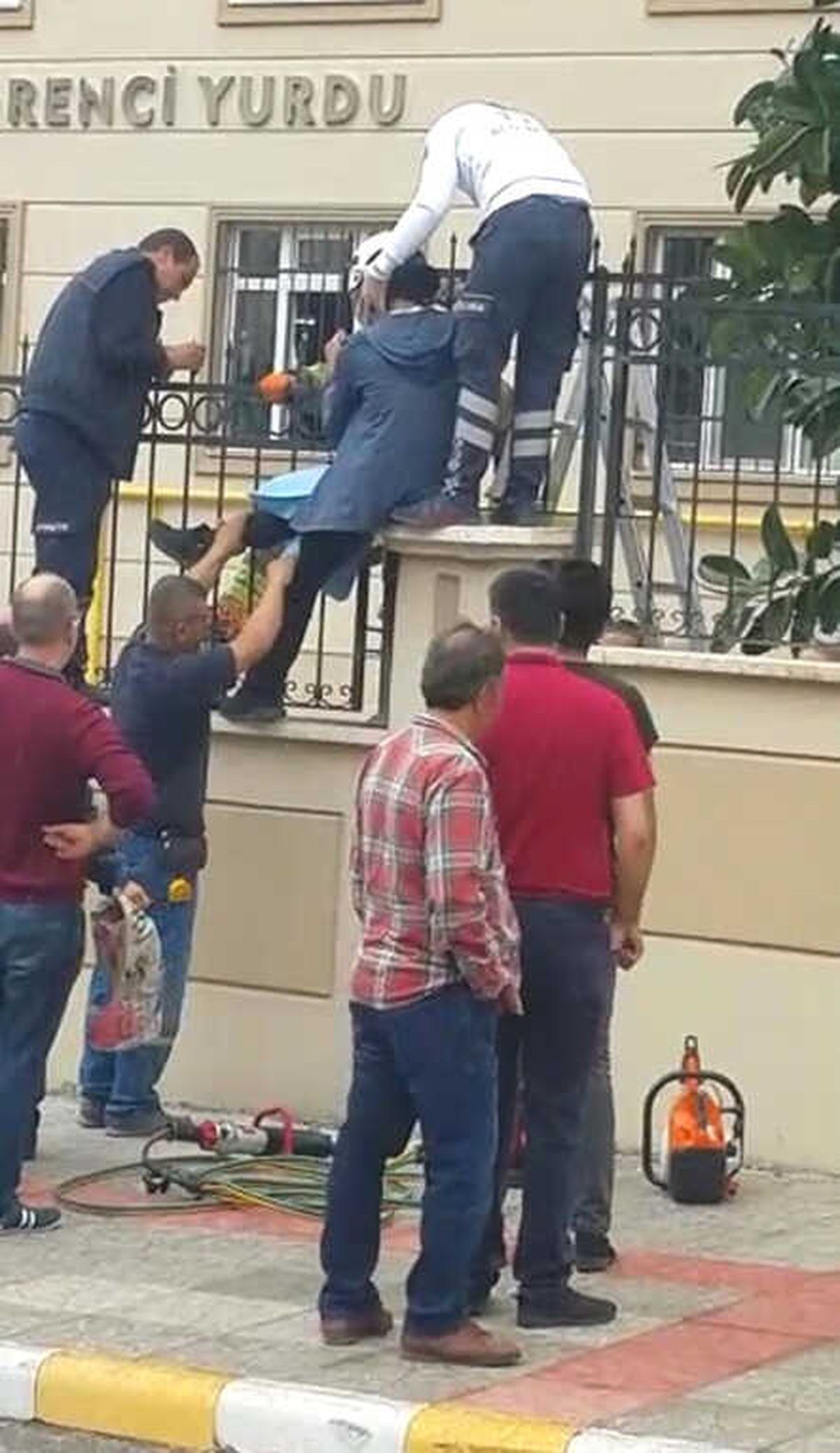 Eli Demir Parmaklıklara Sıkışan Öğrenciyi İtfaiye Kurtardı