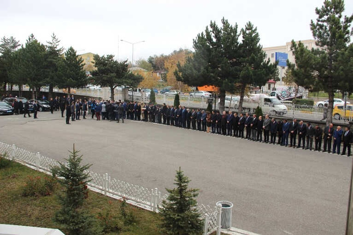 Erzurum Valisini Karşılama Kuyruğu