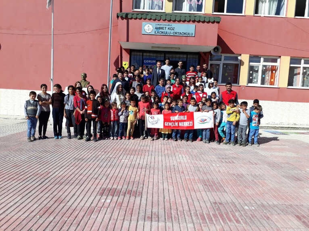 Gençlik Merkezinden Köy Okuluna Ziyaret